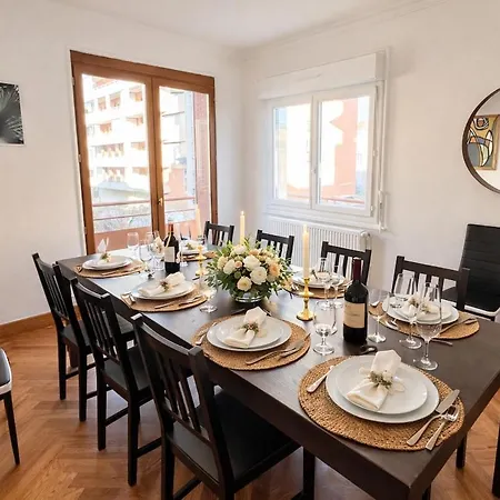 בית נופש La Maison Des Grandes Tablees In בורג-אן-ברס