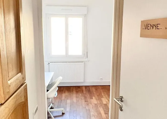 La Maison Des Grandes Tablees In * בורג-אן-ברס