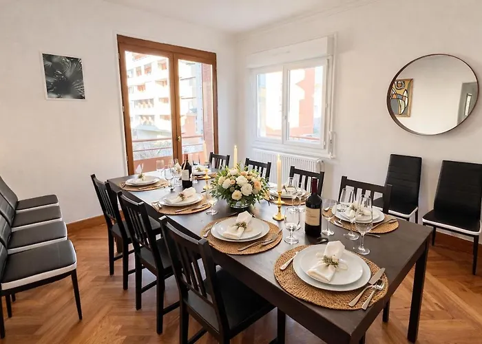 בית נופש La Maison Des Grandes Tablees In בורג-אן-ברס